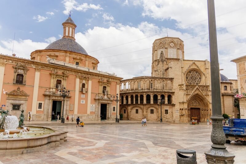 La place de la Vierge à Valence, avec la basilique de la Vierge des Abandonnés et la façade gothique de la cathédrale