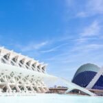 Le musée des sciences et l'Ágora de la Cité des arts et des sciences de Valence sous un ciel bleu