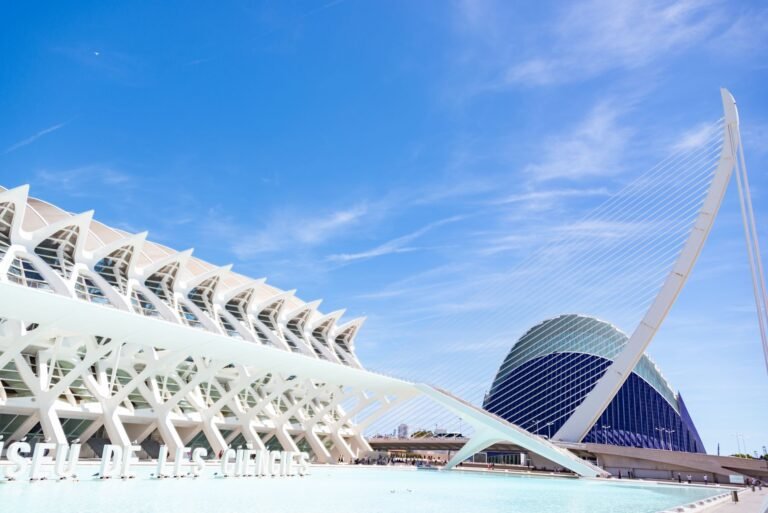 Le musée des sciences et l'Ágora de la Cité des arts et des sciences de Valence sous un ciel bleu